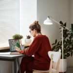 Femme travaillant avec des graphiques financiers sur un ordinateur portable
