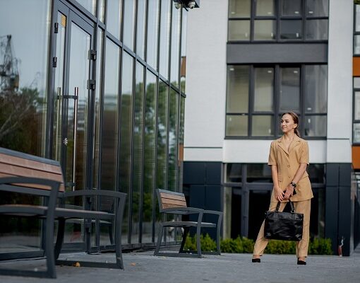 Femme devant bureaux