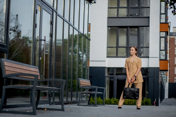 Femme devant bureaux